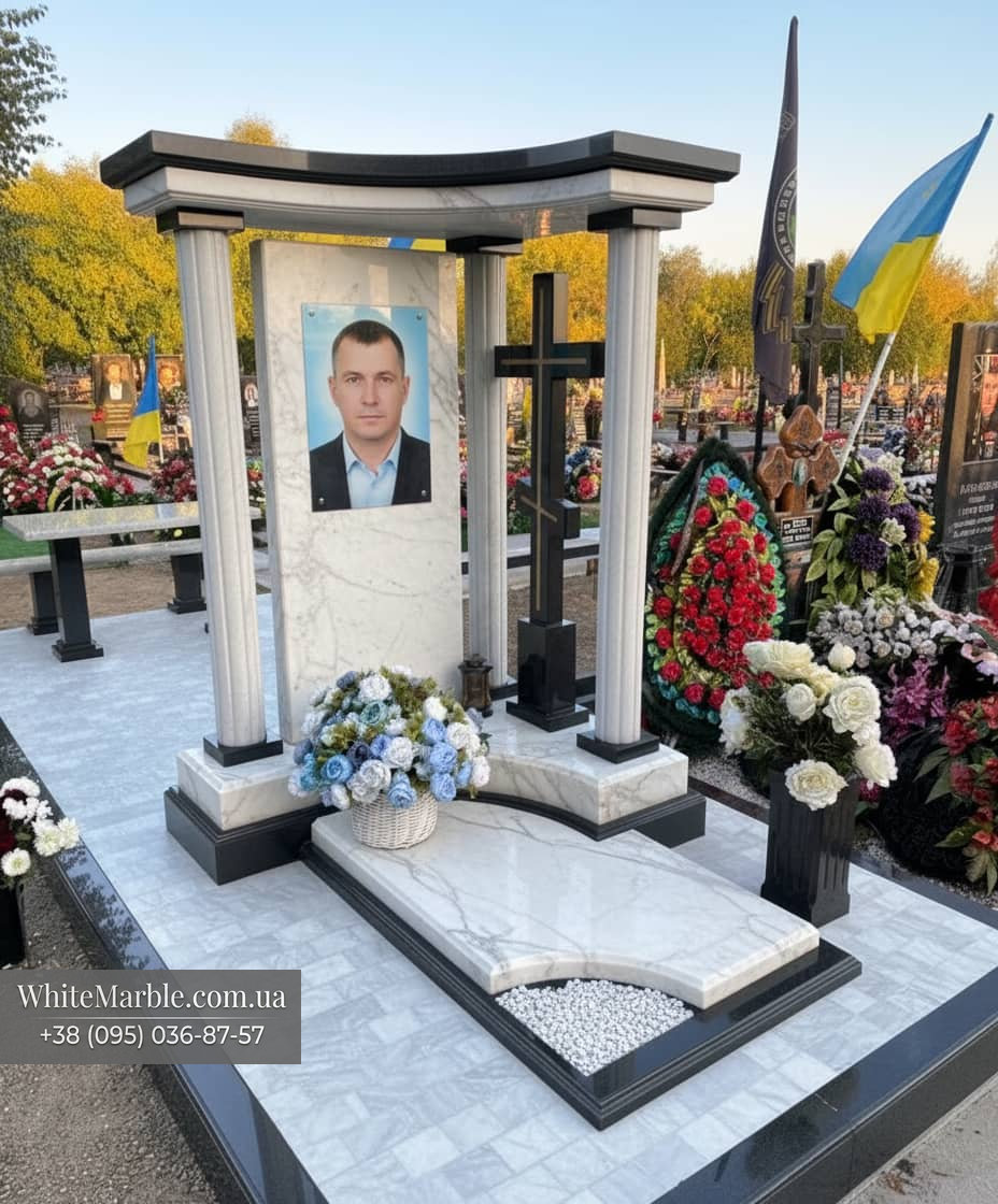 Памятник военному из белого мрамора фото 50-02