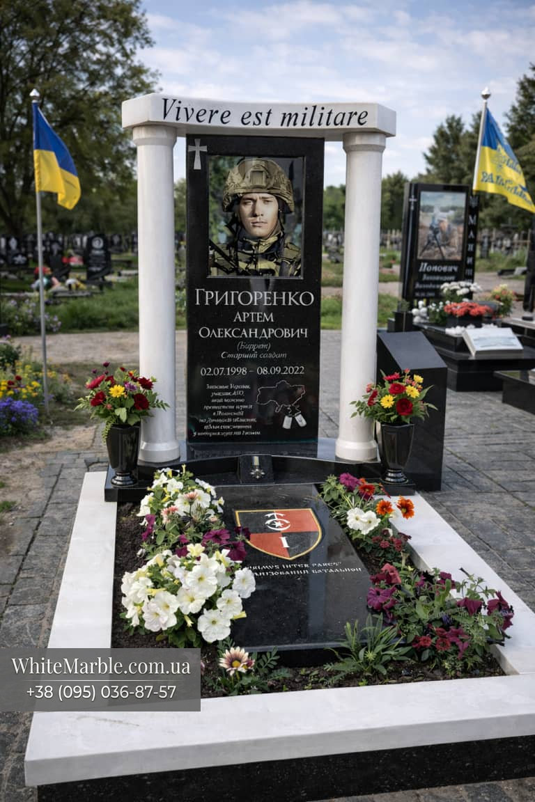 Памятник военному из белого мрамора фото 50-07