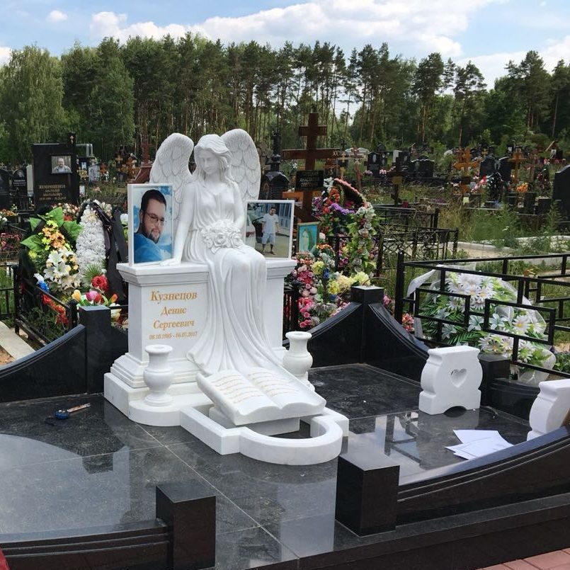 памятник из белого мрамора на могилу мужчины