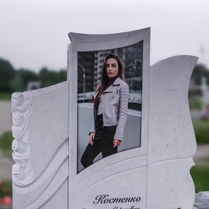 памятник из белого мрамора для молодой девушки
