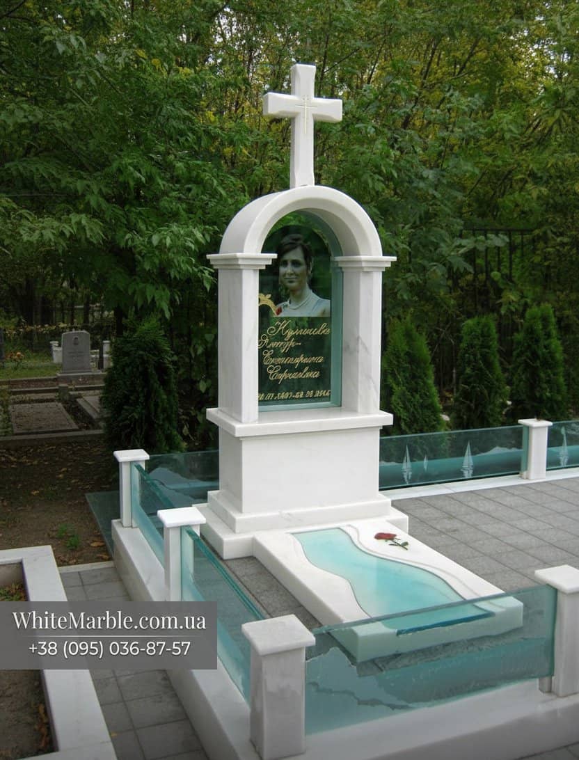 Женский памятник из белого мрамора фото 12-17